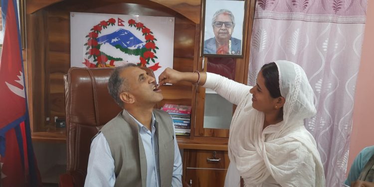 बाराका प्रजिअ पौडेल र प्रहरी उपरीक्षक तामाङ सहितले हैजा विरुद्धको खोप लिए
