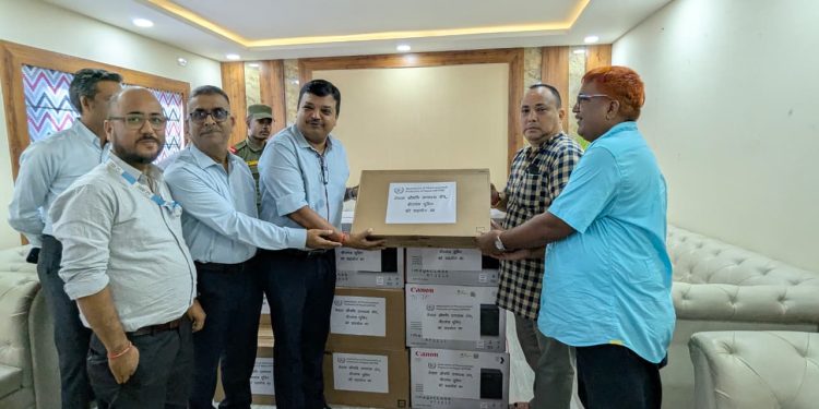 औषधि उत्पादक संघद्वारा वीरगन्ज महानगरलाई कम्प्युटर र प्रिन्टर सहयोग
