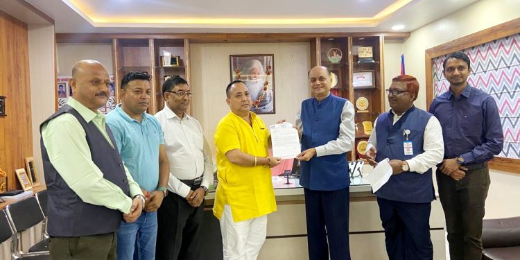 वीउवा सङ्घद्वारा वीरगञ्ज महानगरपालिकालाई टेबल र कुर्सी हस्तान्तरण