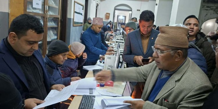 नेकपा एमालेद्वारा प्रतिनिधिसभाका लागि ११० जनाको बन्दसूची दर्ता: तीन पुस्ताको संयोजन गरिएको दाबी