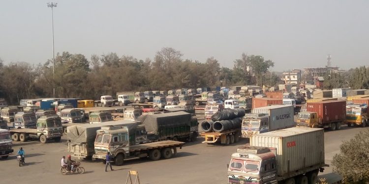 नयाँ भन्सार ऐन २०८२ को विरोधः वीरगन्ज भन्सारमा काम आंशिक प्रभावित
