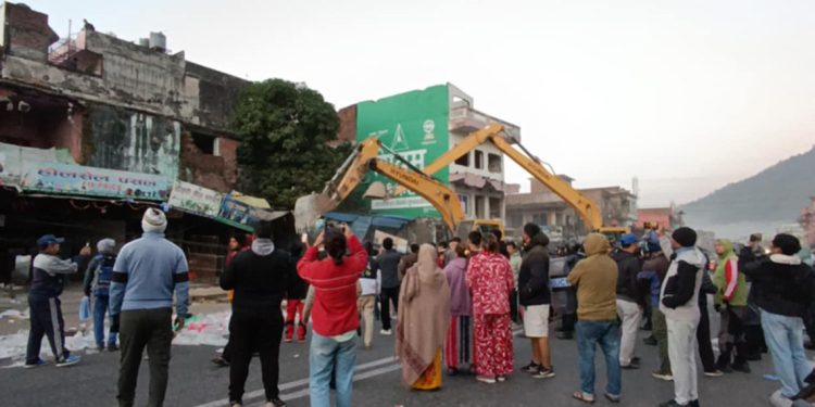 सर्वोच्चको उत्प्रेषण आदेशपछि हेटौंडा सडक विस्तार कार्य स्थगित