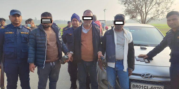 बारामा २ किलो बढी अफिमसहित तीन जना पक्राउ