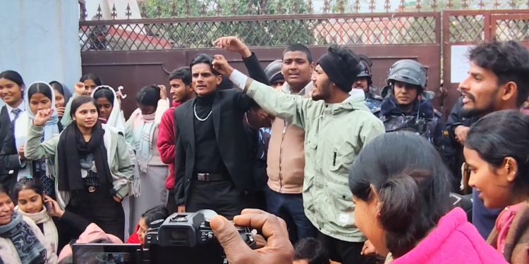 हरिखेतान बहुमुखी क्याम्पसका विद्यार्थीद्वारा टायर बालेर प्रदर्शन, क्याम्पस निजीकरण र राजनीतिकरणको विरोध