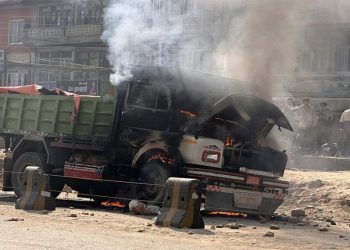 बनेपामा टिपरको ठक्करबाट स्कुटर चालकको मृत्यु; स्थानीयद्वारा टिपरमा आगजनी, राजमार्ग अवरुद्ध