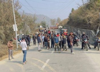 मन्थली बस दुर्घटना: क्षतिपूर्ति र सडक सुरक्षामा सहमति, यातायात सेवा पुनः सुचारु