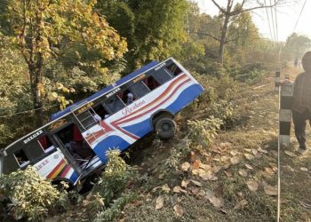 मनहरीमा बस दुर्घटना: २२ जना घाइते, विद्युत् पोलमा ठोक्किएर भयो क्षति