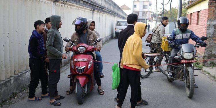 महाशिवरात्रिमा राजधानीका सडकमा बालबालिकाद्वारा दान सङ्कलन