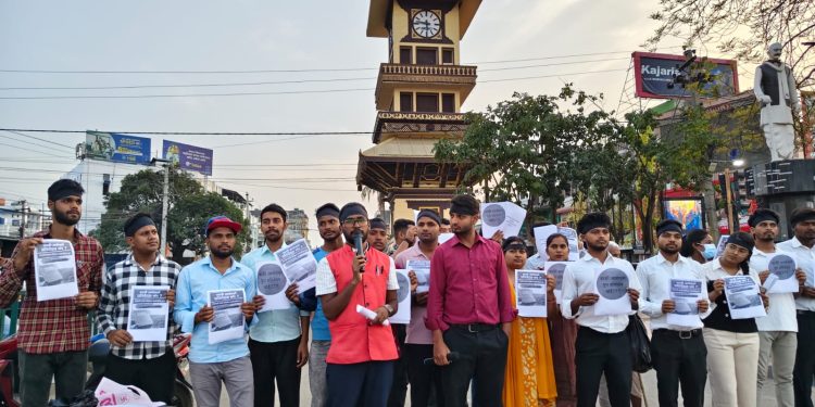 कार्की आयोगको प्रतिवेदन सार्वजनिक गर्न माग गर्दै वीरगन्जमा विद्यार्थीको प्रदर्शन