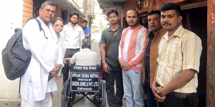 वीरगञ्जमा शारीरिक रूपमा अशक्त व्यक्तिलाई घरमै पुगेर ह्विलचेयर सहयोग
