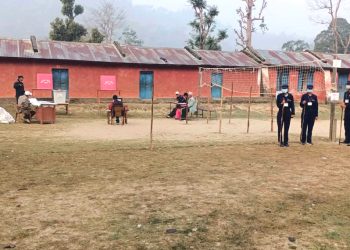 निर्वाचन अधिकृतलाई ‘माछा र बियर’ को धोको: सुत्ने बेला काम गर्न अह्राएपछि सहायक मतदान अधिकृत प्रहरी खोरमा