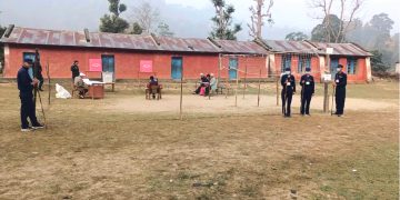 निर्वाचन अधिकृतलाई ‘माछा र बियर’ को धोको: सुत्ने बेला काम गर्न अह्राएपछि सहायक मतदान अधिकृत प्रहरी खोरमा