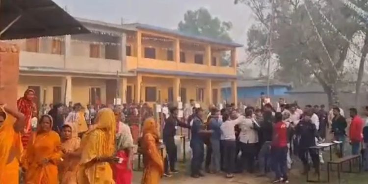 सर्लाही-४ को भवानीपुरमा मतदान केन्द्रमा तनाव, केही बेर रोकिएर पुनः सुरु