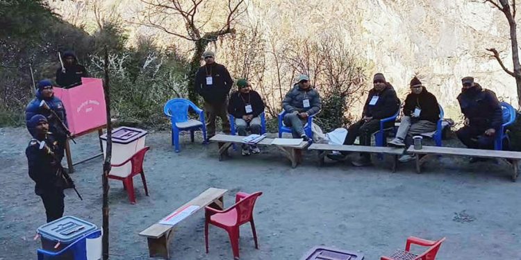 दार्चुलाका दुई मतदान केन्द्रमा ‘नो भोट’ अभियान, मतदान सुरु हुन सकेन