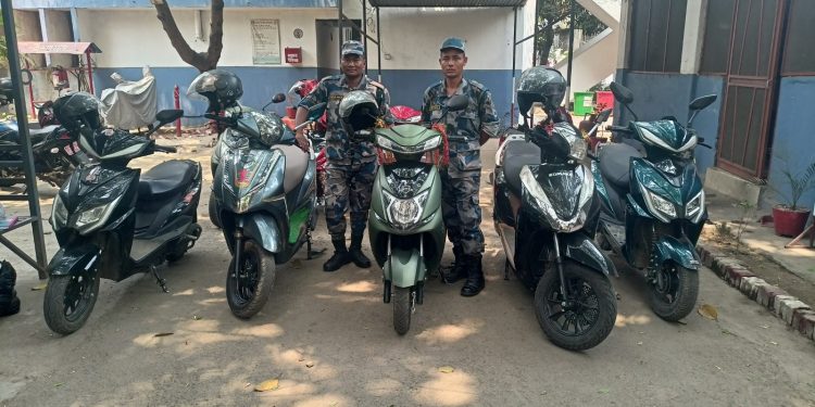 पर्सामा १७ लाख ३० हजार मूल्यका २२ थान अवैध इलेक्ट्रिक स्कुटर बरामद