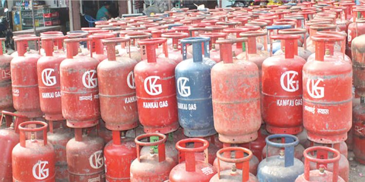आगामी सोमबारदेखि बजारमा १४.२ किलोकै पूर्ण ग्यास सिलिन्डर उपलब्ध हुने, व्यवसायीद्वारा सरकारी नीतिको अवज्ञा