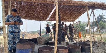 दशगजाक्षेत्रमा बनाईएका अवैध संरचना र मदिरा पसलहरु नेपाल भारतको संयुक्त सुरक्षा निकायले हटायो