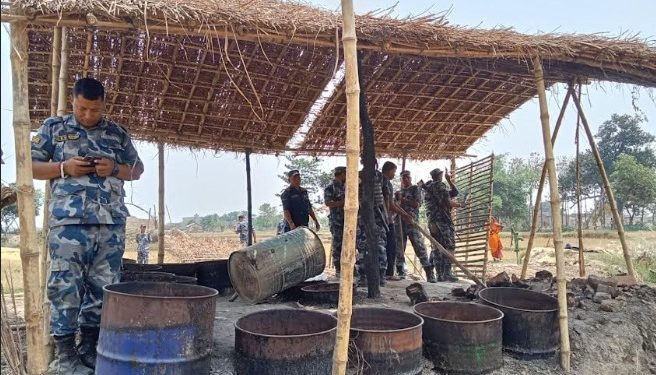 दशगजाक्षेत्रमा बनाईएका अवैध संरचना र मदिरा पसलहरु नेपाल भारतको संयुक्त सुरक्षा निकायले हटायो