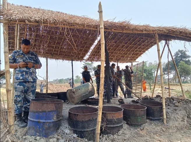 दशगजाक्षेत्रमा बनाईएका अवैध संरचना र मदिरा पसलहरु नेपाल भारतको संयुक्त सुरक्षा निकायले हटायो