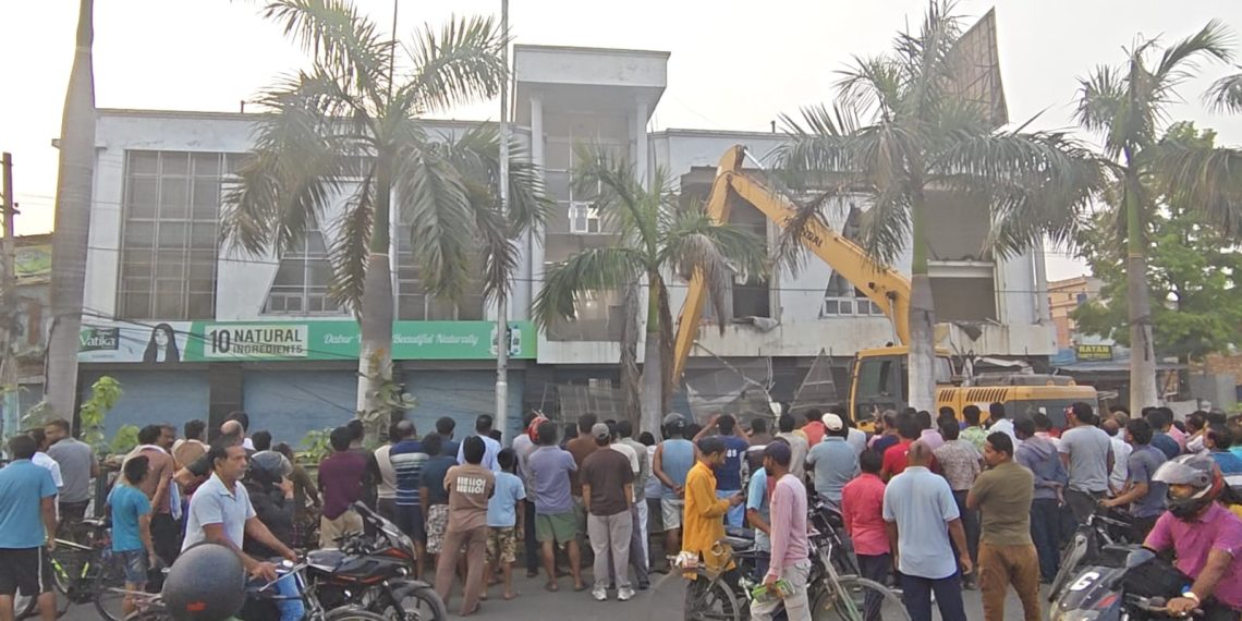 वीरगन्जको मुख्य सडकमा १३ वर्षपछि चल्यो डोजर: व्यापारीलाई आर्थिक नोक्सानी