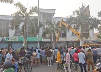 वीरगन्जको मुख्य सडकमा १३ वर्षपछि चल्यो डोजर: व्यापारीलाई आर्थिक नोक्सानी