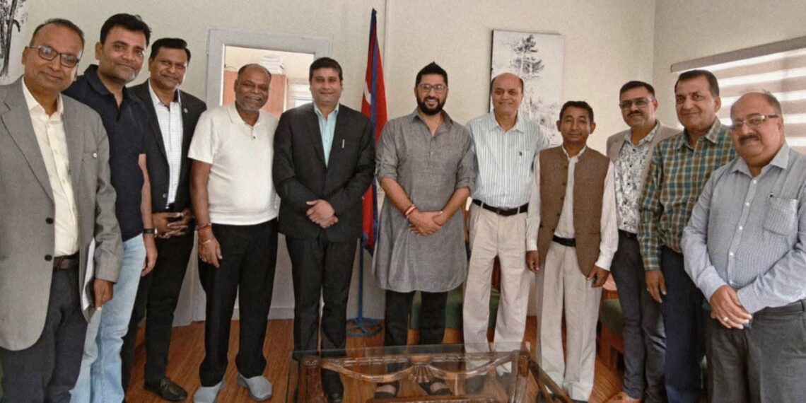 रास्वपा सभापति लामिछाने र वीरगन्ज उद्योग वाणिज्य संघका पदाधिकारीबीच भेटवार्ता, व्यावसायिक समस्या समाधानका पहल गर्ने आश्वासन