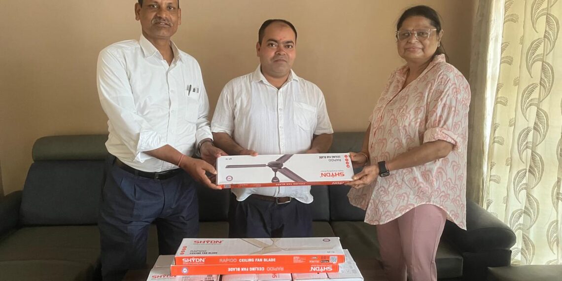 स्वास्थ्य चौकीको बर्थिङ्ग सेन्टरलाई उपकार सेवा नेपालद्वारा पंखा सहयोग
