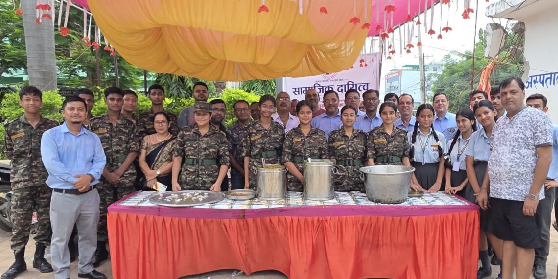 सामाजिक सेवामा पनि गौतम स्कूल सक्रिय, नारायणी अस्पतालमा पाँचसयजनालाई निःशुल्क भोजन वितरण