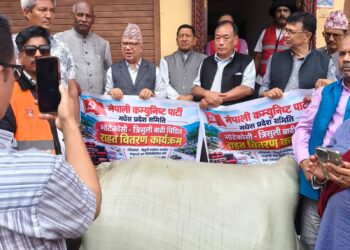नेकपाका सह-संयाेजक नेपाल र मधेस इञ्चार्ज यादव बाढीप्रभावित क्षेत्रमा पुगेर राहत वितरण