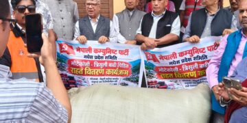 नेकपाका सह-संयाेजक नेपाल र मधेस इञ्चार्ज यादव बाढीप्रभावित क्षेत्रमा पुगेर राहत वितरण