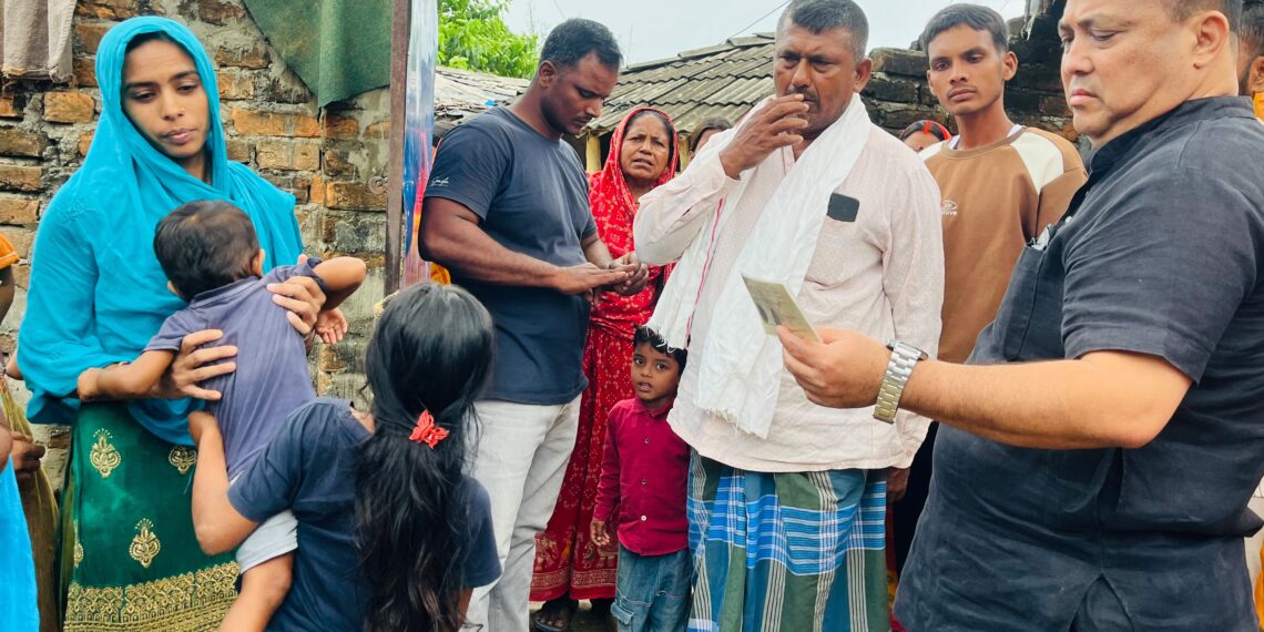 भोटेकोशी बाढीमा बेपत्ता वीरगंज–२७ का दुई परिवारलाई मेयर सिंहको भेट