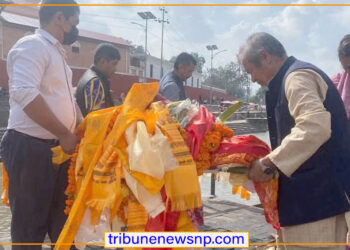 कुशको शव बनाएर पत्रकार टेकराज थामीको अन्तिम संस्कार