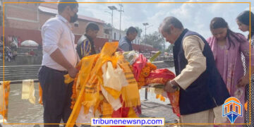 कुशको शव बनाएर पत्रकार टेकराज थामीको अन्तिम संस्कार