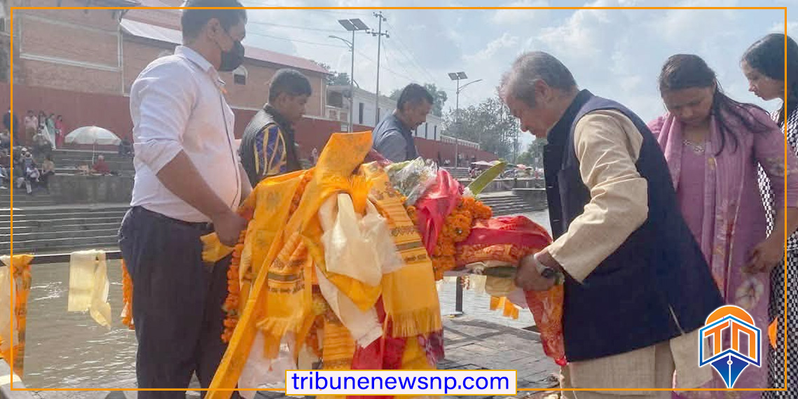 कुशको शव बनाएर पत्रकार टेकराज थामीको अन्तिम संस्कार