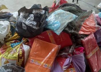 पर्सा प्रहरीले बरामद गरेको ११ लाखभन्दा बढीको अवैध लत्ताकपडा भन्सारमा बुझायो
