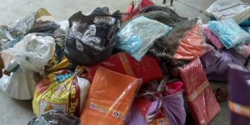 पर्सा प्रहरीले बरामद गरेको ११ लाखभन्दा बढीको अवैध लत्ताकपडा भन्सारमा बुझायो