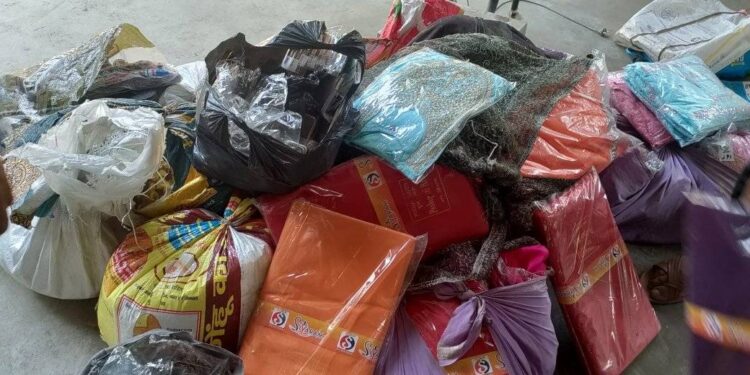 पर्सा प्रहरीले बरामद गरेको ११ लाखभन्दा बढीको अवैध लत्ताकपडा भन्सारमा बुझायो